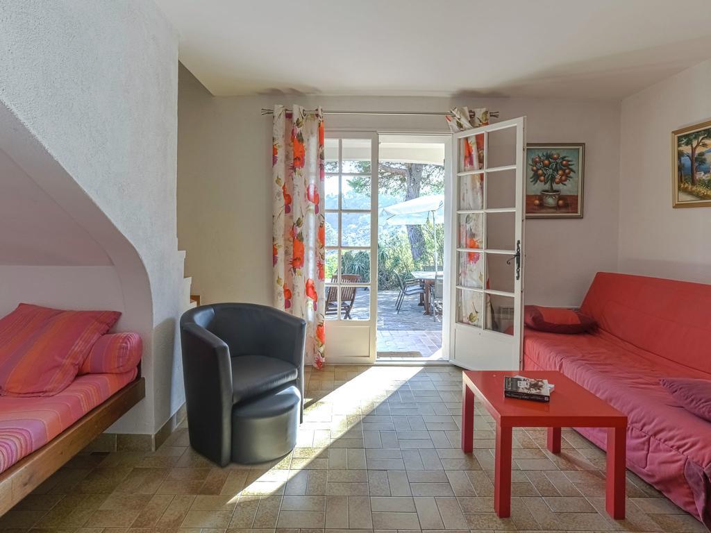 Snug Holiday Home In Bormes Les Mimosas With Pool 외부 사진