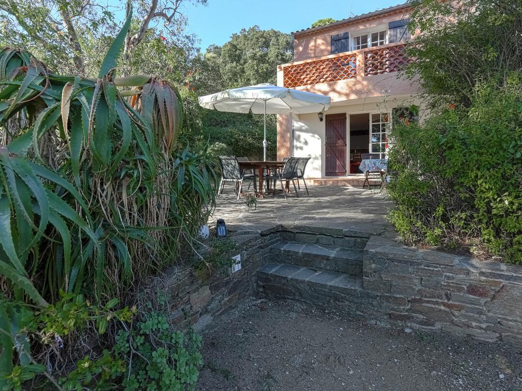 Snug Holiday Home In Bormes Les Mimosas With Pool 외부 사진